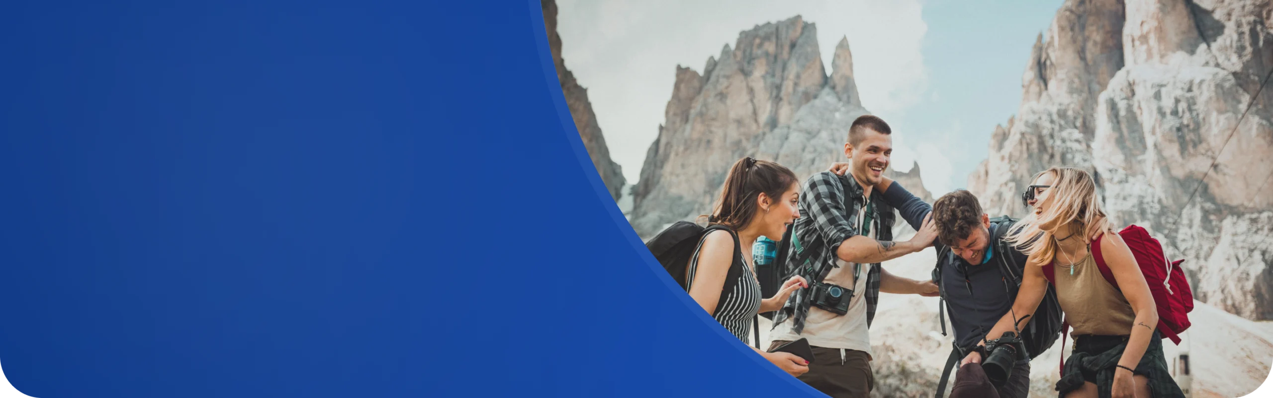 Header de Aero Sostenibilidad. Un grupo de jóvenes festja llegar a la cima de una montaña.